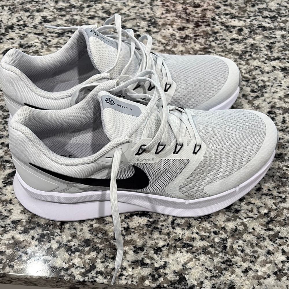 Men’s 10 WIDE Nike White and Black Sneakers with Breathable Mesh